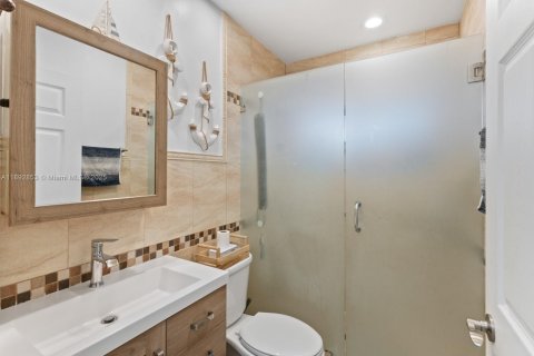 Casa en venta en Miami, Florida, 4 dormitorios, 142.6 m2 № 1946679 - foto 24