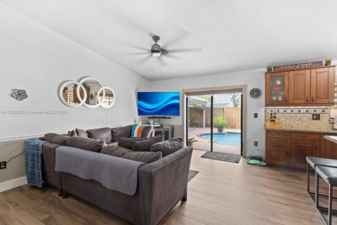 Casa en venta en Miami, Florida, 4 dormitorios, 142.6 m2 № 1946679 - foto 10