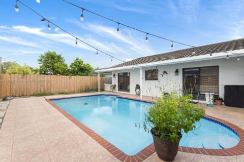Casa en venta en Miami, Florida, 4 dormitorios, 142.6 m2 № 1946679 - foto 19