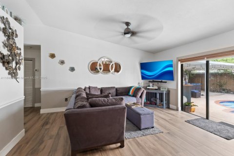 Casa en venta en Miami, Florida, 4 dormitorios, 142.6 m2 № 1946679 - foto 11