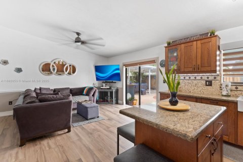 Casa en venta en Miami, Florida, 4 dormitorios, 142.6 m2 № 1946679 - foto 12