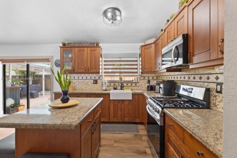 Casa en venta en Miami, Florida, 4 dormitorios, 142.6 m2 № 1946679 - foto 15