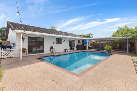 Casa en venta en Miami, Florida, 4 dormitorios, 142.6 m2 № 1946679 - foto 17