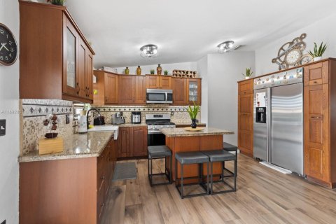 Casa en venta en Miami, Florida, 4 dormitorios, 142.6 m2 № 1946679 - foto 16