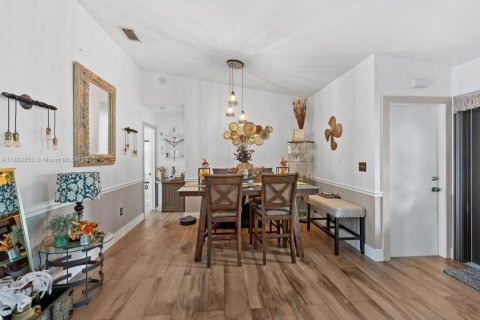Casa en venta en Miami, Florida, 4 dormitorios, 142.6 m2 № 1946679 - foto 8
