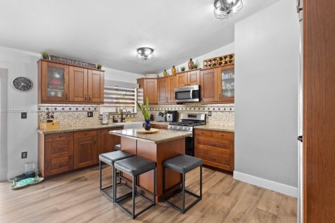 Casa en venta en Miami, Florida, 4 dormitorios, 142.6 m2 № 1946679 - foto 13