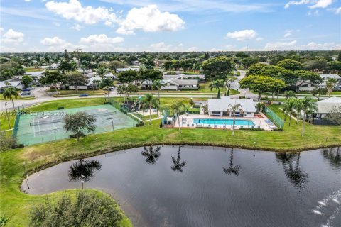 Купить виллу или дом в Уэст-Палм-Бич, Флорида 3 спальни, 123.75м2, № 2019897 - фото 19