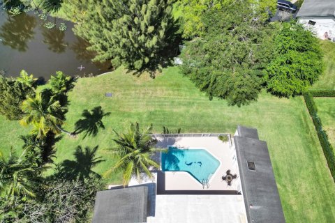 House in Plantation, Florida 5 bedrooms, 307.88 sq.m. № 1051391 - photo 1