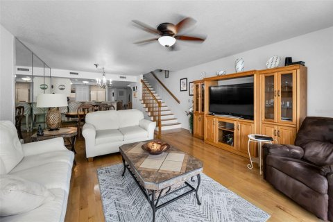 Townhouse in Seminole, Florida 4 bedrooms, 206.99 sq.m. № 1734993 - photo 22