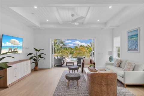 House in Marathon, Florida 5 bedrooms, 279.73 sq.m. № 2012658 - photo 9