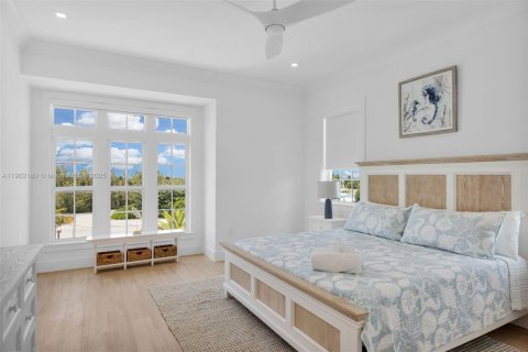 House in Marathon, Florida 5 bedrooms, 279.73 sq.m. № 2012658 - photo 21