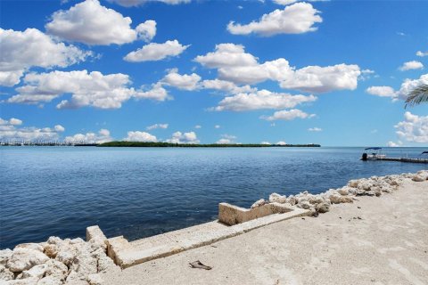 House in Marathon, Florida 5 bedrooms, 279.73 sq.m. № 2012658 - photo 30