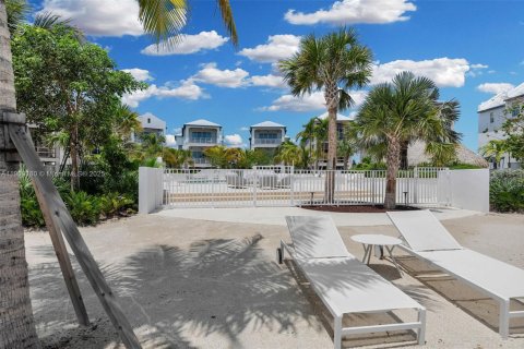 House in Marathon, Florida 5 bedrooms, 279.73 sq.m. № 2012658 - photo 29