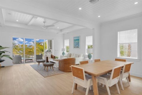 House in Marathon, Florida 5 bedrooms, 279.73 sq.m. № 2012658 - photo 7