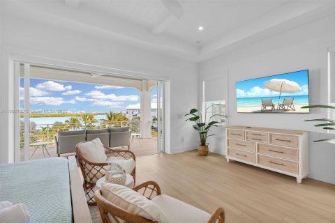 House in Marathon, Florida 5 bedrooms, 279.73 sq.m. № 2012658 - photo 23