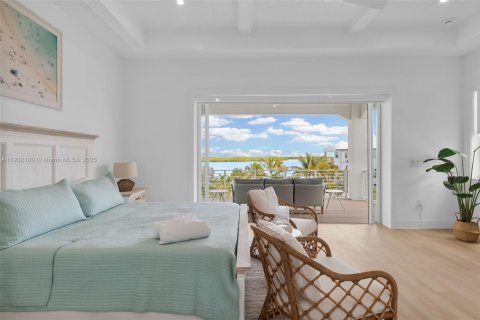 House in Marathon, Florida 5 bedrooms, 279.73 sq.m. № 2012658 - photo 22