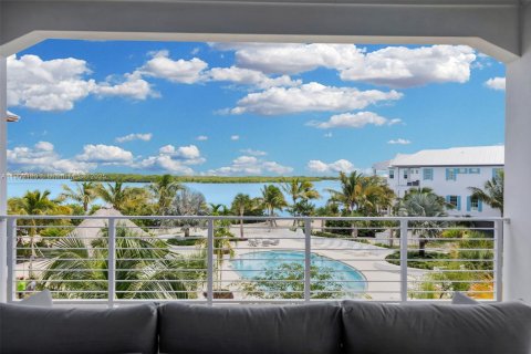 House in Marathon, Florida 5 bedrooms, 279.73 sq.m. № 2012658 - photo 25