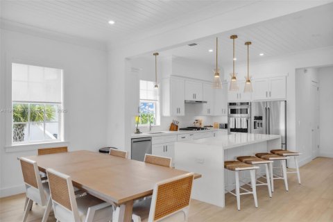 House in Marathon, Florida 5 bedrooms, 279.73 sq.m. № 2012658 - photo 15