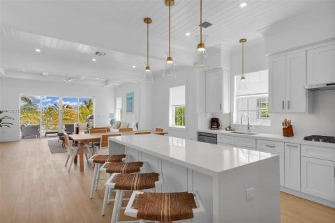 House in Marathon, Florida 5 bedrooms, 279.73 sq.m. № 2012658 - photo 5