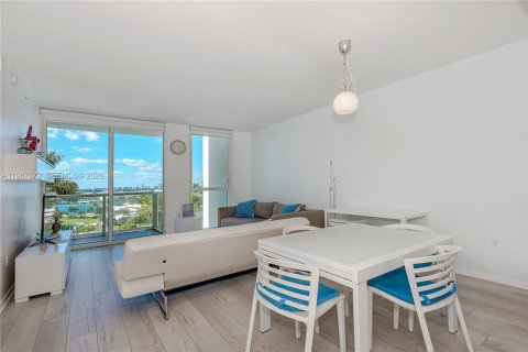 Condominio en Miami, Florida, 1 dormitorio  № 2048961