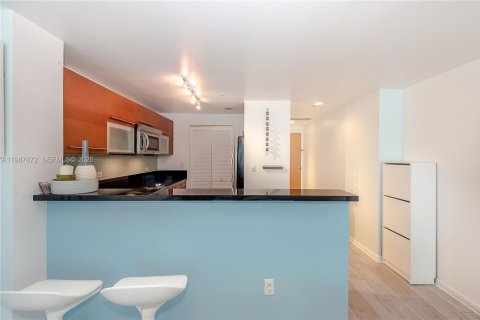 Condo in Miami, Florida, 1 bedroom  № 2048961 - photo 7