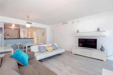 Condo in Miami, Florida, 1 bedroom  № 2048961 - photo 3