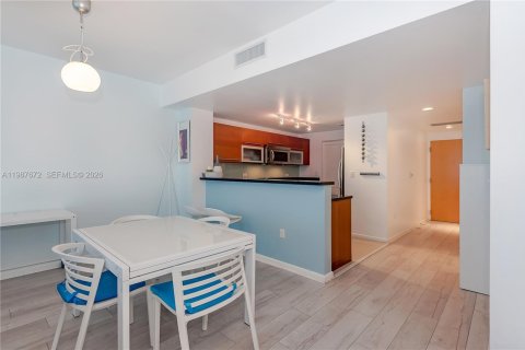 Condo in Miami, Florida, 1 bedroom  № 2048961 - photo 5