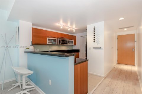 Condo in Miami, Florida, 1 bedroom  № 2048961 - photo 6