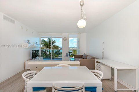 Condo in Miami, Florida, 1 bedroom  № 2048961 - photo 24