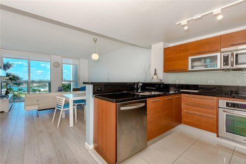 Condo in Miami, Florida, 1 bedroom  № 2048961 - photo 9