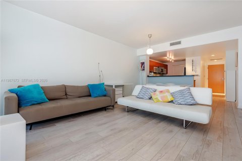 Condo in Miami, Florida, 1 bedroom  № 2048961 - photo 2