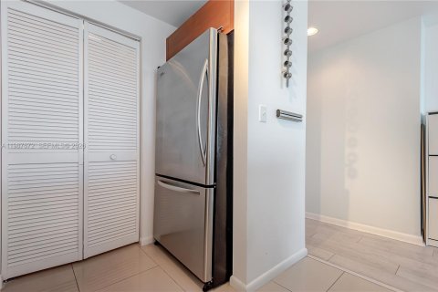 Condo in Miami, Florida, 1 bedroom  № 2048961 - photo 11