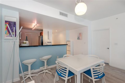 Condo in Miami, Florida, 1 bedroom  № 2048961 - photo 4