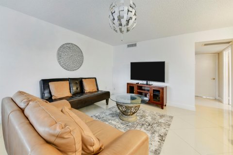 Copropriété à vendre à Palm Springs, Floride: 2 chambres, 80.36 m2 № 2258146 - photo 3