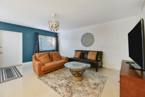 Copropriété à vendre à Palm Springs, Floride: 2 chambres, 80.36 m2 № 2258146 - photo 2