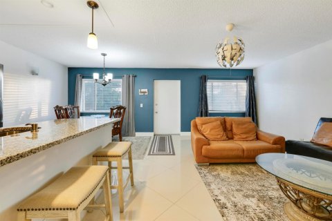 Condo in Palm Springs, Florida, 2 bedrooms № 2258146
