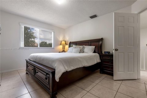 House in Miami, Florida 4 bedrooms, 165.37 sq.m. № 2046950 - photo 18