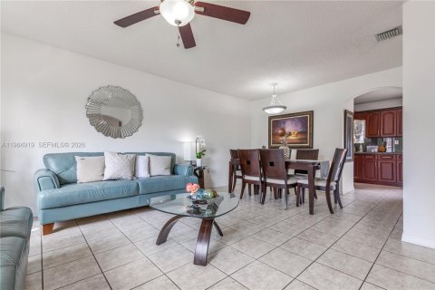 House in Miami, Florida 4 bedrooms, 165.37 sq.m. № 2046950 - photo 5