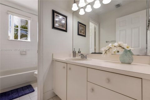 House in Miami, Florida 4 bedrooms, 165.37 sq.m. № 2046950 - photo 25