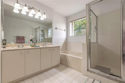 House in Miami, Florida 4 bedrooms, 165.37 sq.m. № 2046950 - photo 19