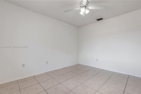 House in Miami, Florida 4 bedrooms, 165.37 sq.m. № 2046950 - photo 24