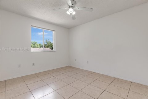 House in Miami, Florida 4 bedrooms, 165.37 sq.m. № 2046950 - photo 22