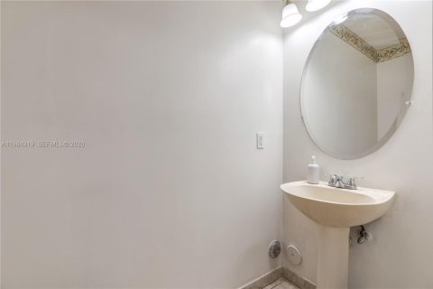 House in Miami, Florida 4 bedrooms, 165.37 sq.m. № 2046950 - photo 12