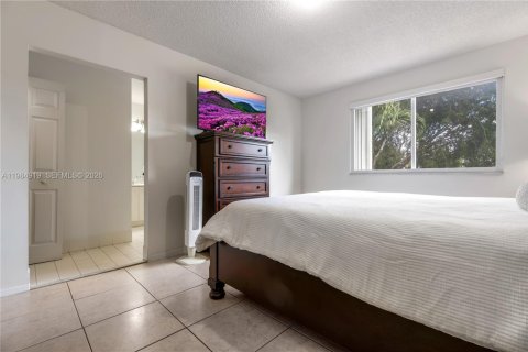 House in Miami, Florida 4 bedrooms, 165.37 sq.m. № 2046950 - photo 17