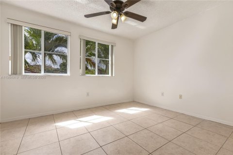 House in Miami, Florida 4 bedrooms, 165.37 sq.m. № 2046950 - photo 30