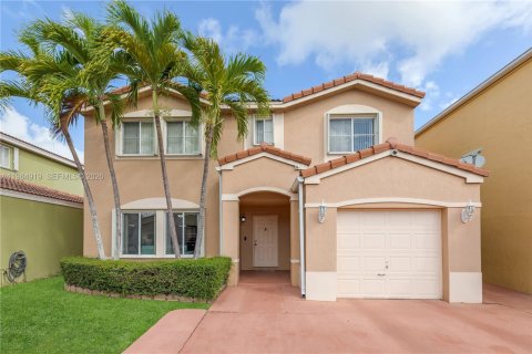 House in Miami, Florida 4 bedrooms, 165.37 sq.m. № 2046950