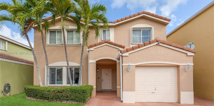 House in Miami, Florida 4 bedrooms, 165.37 sq.m. № 2046950