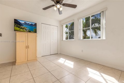 House in Miami, Florida 4 bedrooms, 165.37 sq.m. № 2046950 - photo 28