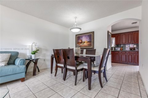 House in Miami, Florida 4 bedrooms, 165.37 sq.m. № 2046950 - photo 6