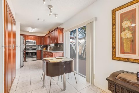 House in Miami, Florida 4 bedrooms, 165.37 sq.m. № 2046950 - photo 11